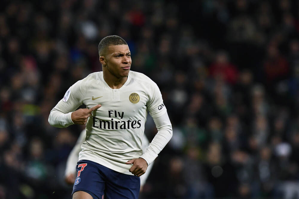 无处不在！伊森前场抢断 随即直冲篮下腾空暴起单手劈扣